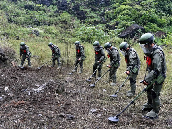 Bộ Ngoại giao trả lời về việc Trung Quốc rà phá bom mìn tại biên giới ảnh 1