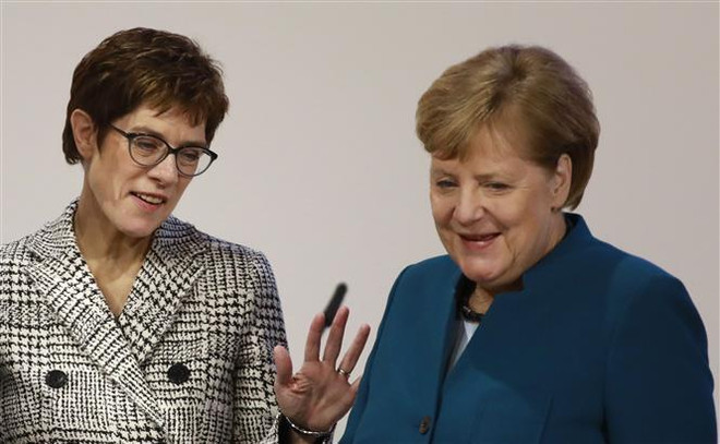 Thủ tướng Đức Angela Merkel (phải) và Tân Chủ tịchCDU Annegret Kramp-Karrenbauer. (Ảnh: AFP/TTXVN) Đức: Chủ tịch CDU bác bỏ việc gây sức ép buộc Thủ tướng từ chức ảnh 1