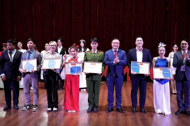 Ban Lãnh đạo Đại sứ quán Việt Nam tại Liên bang Nga trao các giải nhất cho cuộc thi "Giai điệu Thanh niên 2023". (Ảnh: TTXVN) Kỷ niệm ngày thành lập Đoàn Thanh niên Cộng sản Hồ Chí Minh tại LB Nga ảnh 2