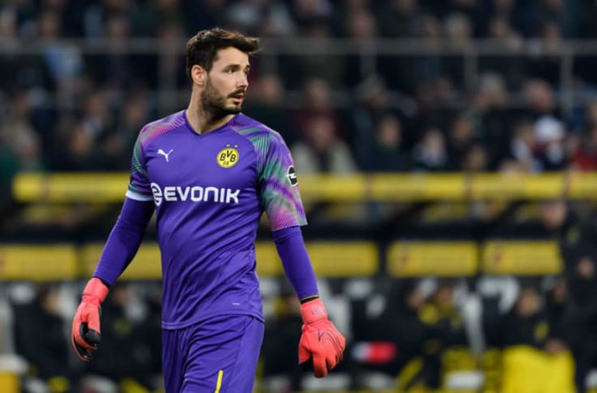 Roman Bürki mắc nhiều sai lầm. (Nguồn: bvbbuzz) Lượt về Bundesliga mùa giải 2020-21: Những bất ngờ quen thuộc ảnh 2