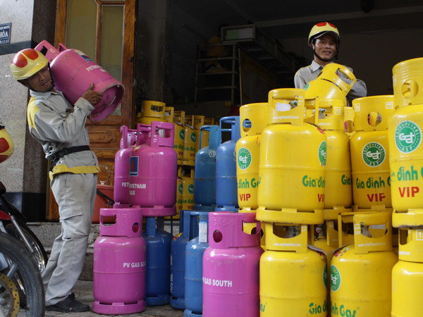 (Ảnh minh họa: Thanh Vũ/TTXVN) Từ 1/1/2014, giá gas giảm 43.000 đồng mỗi bình 12kg ảnh 1