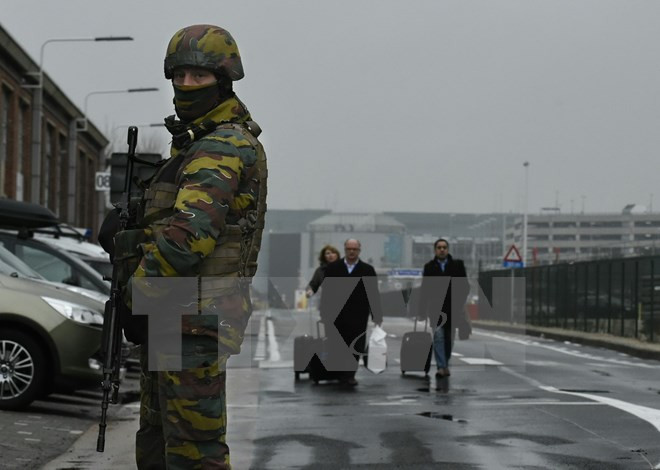 Lực lượng an ninh Bỉ gác trên tuyến đường bên ngoài sân bay Zaventem. (Nguồn: AFP/TTXVN) Bộ trưởng Nội vụ Bỉ đánh giá an ninh sau vụ tấn công ở Brussel ảnh 1