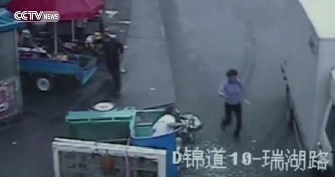 [Video] Tài xế may mắn sống sót sau khi va chạm với xe tải ảnh 1