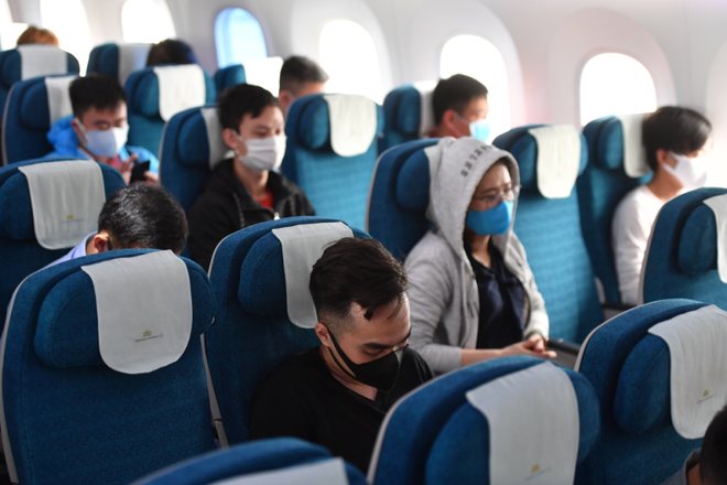 Các doanh nghiệp hàng không đã cùng nhau thiết lập một “hành lang xanh” đảm bảo phục vụ an toàn nhất trong bối cảnh dịch bệnh. (Ảnh: CTV/Vietnam+) Cục hàng không đề xuất tổ chức bay nội địa bình thường từ tháng 12 ảnh 1
