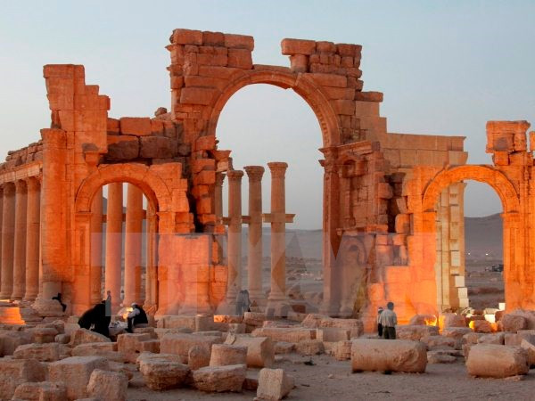 Nhiều công trình kiến trúc cổ đã bị phiến quân IS phá hủy tại thành cổ Palmyra ngày 1/4/2016. (Nguồn: EPA/TTXVN) Sự kiện quốc tế từ 5-11/12: Tổng thống Hàn Quốc xin lỗi người dân ảnh 6