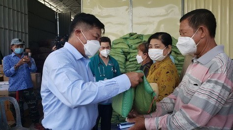 Khám chữa bệnh từ thiện cho hàng trăm lượt người gốc Việt ở Campuchia ảnh 1