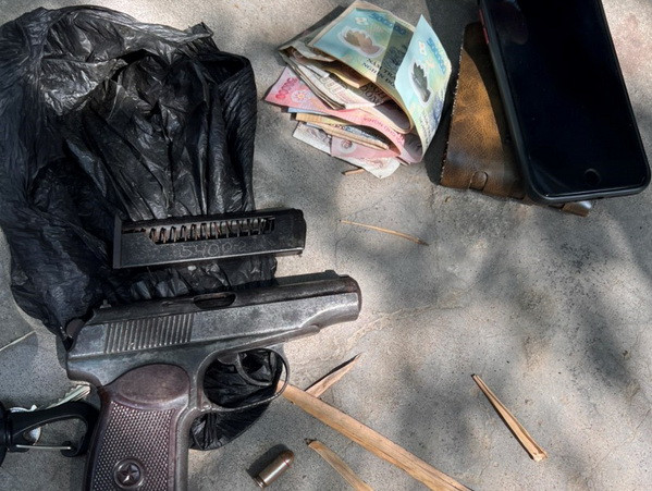 Bình Dương: Bắt nhóm đối tượng mua bán súng quân dụng trái phép ảnh 1