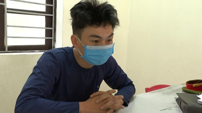 Đối tượng Hoàng Nhật Linh tại cơ quan điều tra. (Ảnh: TTXVN phát) Hà Tĩnh: Khởi tố đối tượng lừa đảo chiếm đoạt hơn 2,7 tỷ đồng ảnh 1