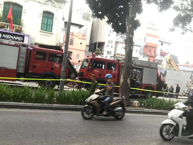 Hà Nội: Sập tường tại phố Lê Thái Tổ gần hồ Hoàn Kiếm ảnh 1