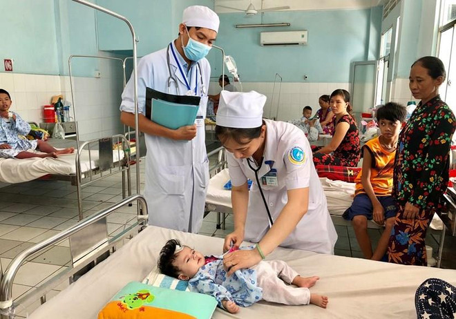 Bệnh nhi nhập viện điều trị bệnh sốt xuất huyết tại Bệnh viện Sản Nhi tỉnh An Giang. (Ảnh: Thanh Sang/TTXVN) Bộ Y tế sửa đổi hướng dẫn chẩn đoán, điều trị bệnh sốt xuất huyết ảnh 1