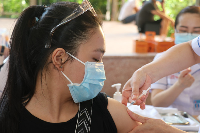 Người dân thành phố Hạ Long tiêm vaccine phòng COVID-19 để tạo miễn dịch cộng đồng. (Ảnh: Thanh Vân/TTXVN) Quảng Ninh xây dựng chiến lược thích ứng với dịch bệnh COVID-19 ảnh 1