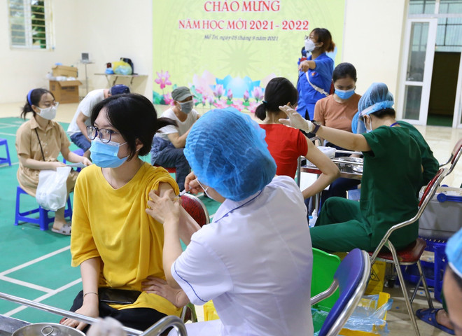 Tiêm vaccine Vero Cell (Sinopharm) mũi 1 cho người dân phường Mễ Trì, Hà Nội. (Ảnh: Hoàng Hiếu/TTXVN) Trên 30,4 triệu liều vaccine COVID-19 đã được tiêm trên cả nước ảnh 1