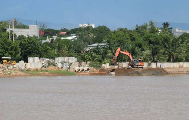 Dự án xây dựng đê kè sông Dinh khu vực huyện Ninh Phước chậm tiến độ. (Ảnh: Công Thử/TTXVN) Ninh Thuận sẽ xử lý chủ đầu tư không giải ngân hết vốn đầu tư công ảnh 1