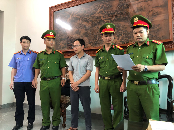 Cơ quan Cảnh sát điều tra Công an tỉnh Hà Nam tống đạt Quyết định khởi tố bị can, Lệnh bắt bị can để tạm giam đối với Nguyễn Văn Tuấn. (Nguồn: Cổng Thông tin Điện tử Công an tỉnh Hà Nam) Hà Nam: Tạm giam nguyên Giám đốc Trung tâm đăng kiểm xe cơ giới 90.02D ảnh 1