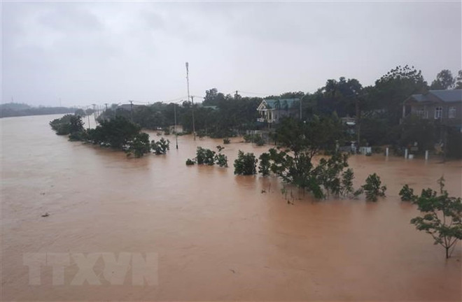 Lũ về trên sông Hiếu gây ngập lụt tại thành phố Đông Hà. (Ảnh: Hồ Cầu/TTXVN) Kiến nghị tăng cường giám sát ô nhiễm môi trường tại các dòng sông ảnh 2