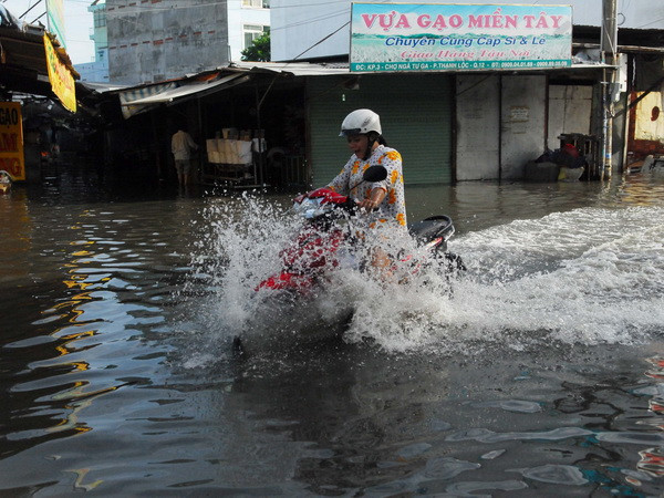 Cảnh báo nhiều đợt mưa lớn kéo dài từ 2-4/10 gây ngập tại TP.HCM ảnh 1