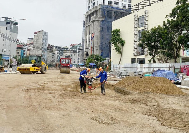 Một đoạn công trường thực hiện Dự án Xây dựng tuyến đường Huỳnh Thúc Kháng kéo dài. (Nguồn: KTĐT) Hà Nội thông tin công khai Dự án đường Huỳnh Thúc Kháng kéo dài ảnh 1