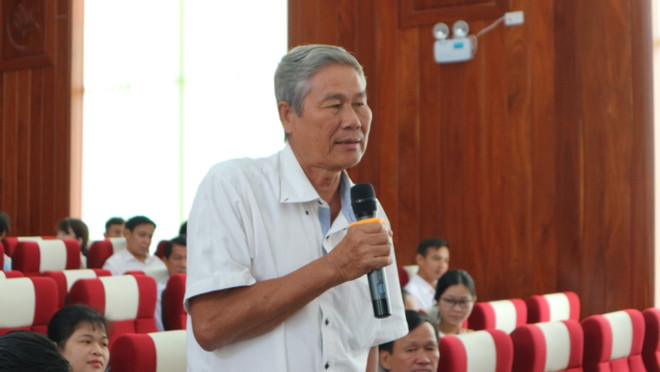 Cử tri huyện Mộc Hóa nêu ý kiến tại buổi tiếp xúc. (Ảnh: Bùi Giang/TTXVN) Phó Thủ tướng Trương Hòa Bình tiếp xúc cử tri tại tỉnh Long An ảnh 2