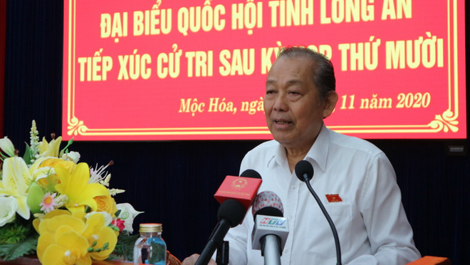 Phó Thủ tướng Trương Hòa Bình phát biểu tại buổi tiếp xúc cử tri. (Ảnh: Bùi Giang/TTXVN) Phó Thủ tướng Trương Hòa Bình tiếp xúc cử tri tại tỉnh Long An ảnh 1