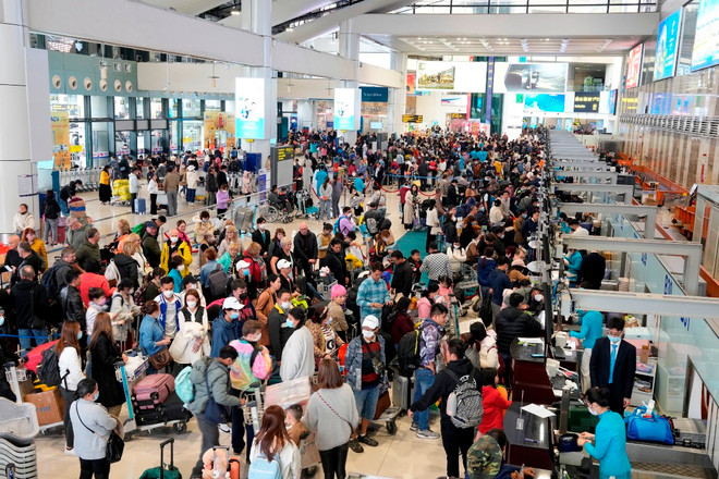 Nhiều đường bay nội địa có tỷ lệ đặt vé máy bay Tết Nguyên đán Giáp Thìn 2024 lên tới hơn 90%. (Ảnh: PV/Vietnam+) hanh-khach-san-bay-noi-bai-05012024-5013.jpg