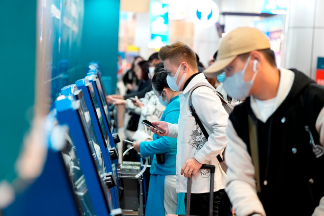 Hành khách làm thủ tục vé máy bay tại một quầy vé tự động. (Ảnh: PV/Vietnam+) kios-2-1462.jpg
