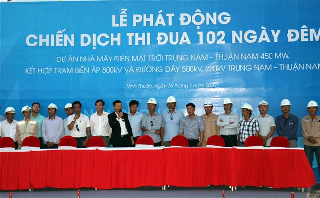 Trungnam Group phát động chiến dịch thi đua. (Ảnh: Công Thử/TTXVN) 102 ngày thực hiện dự án nhà máy điện Mặt Trời Trung Nam-Thuận Nam ảnh 1
