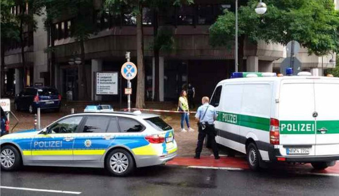 Náo loạn tại Sở Lao động Đức vì nghi một phụ nữ mang súng ảnh 1