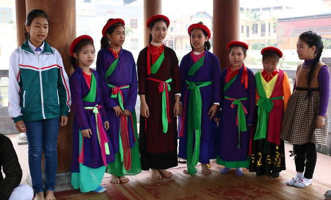 Một buổi sinh hoạt của câu lạc bộ Quan họ măng non. (Ảnh: Thanh Thương/TTXVN) Nơi ươm mầm tài năng quan họ, góp phần bảo tồn giá trị văn hóa ảnh 2