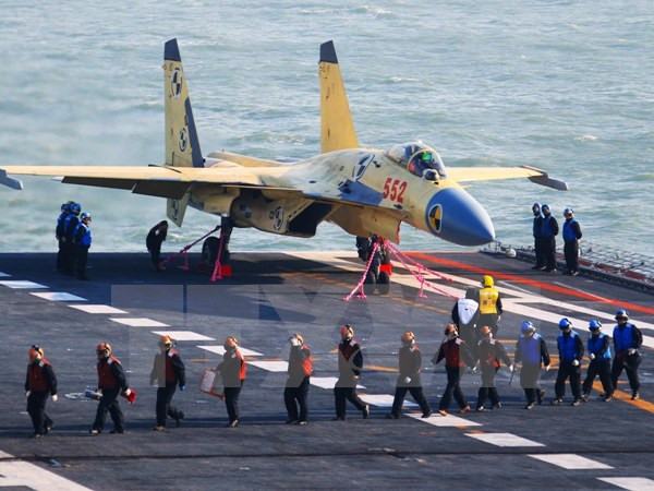 Chiến đấu cơ J-15 trên tàu sân bay Liêu Ninh của Hải quân Trung Quốc. (Ảnh: AFP/TTXVN) Trung Quốc: Đội hình tàu sân bay Liêu Ninh tiến hành huấn luyện ảnh 1