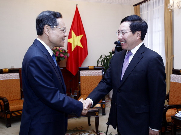 Bộ trưởng Bộ Ngoại giao Phạm Bình Minh tiếp Chủ tịch Khu tự trị dân tộc Choang Quảng Tây, Trung Quốc Trần Vũ đang thăm và làm việc tại Việt Nam. (Ảnh: Lâm Khánh/TTXVN) Phó Thủ tướng tiếp Chủ tịch Chính quyền Khu tự trị dân tộc Choang ảnh 1