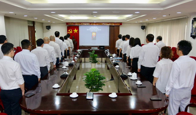 Đảng ủy, Ban lãnh đạo và tập thể cán bộ, viên chức, người lao động Cơ quan TTXVN khu vực phía Nam dành một phút tưởng niệm đồng chí Nguyễn Phú Trọng. (Ảnh: Thanh Vũ/TTXVN) ttxvn_ttxvn tuong niem Tong bi thu (3)_resize.jpg