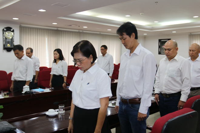 Đảng ủy, Ban lãnh đạo và tập thể cán bộ, viên chức, người lao động Cơ quan TTXVN khu vực phía Nam dành một phút tưởng niệm đồng chí Nguyễn Phú Trọng. (Ảnh: Thanh Vũ/TTXVN) ttxvn_ttxvn tuong niem Tong bi thu (1)_resize.jpg