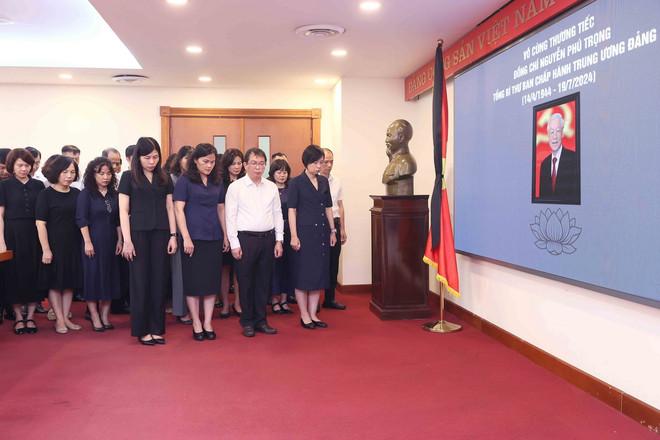 Đồng chí Vũ Việt Trang, Bí thư Đảng ủy, Tổng Giám đốc Thông tấn xã Việt Nam và lãnh đạo, cán bộ, người lao động TTXVN tưởng niệm đồng chí Nguyễn Phú Trọng, Tổng Bí thư Ban Chấp hành Trung ương Đảng Cộng sản Việt Nam. (Ảnh: An Đăng/TTXVN) ttxvn_TTXVN tuong niem Tong Bi thu (1).jpg