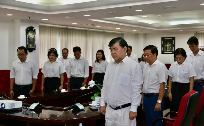 Đảng ủy, Ban lãnh đạo và tập thể cán bộ, viên chức, người lao động Cơ quan TTXVN khu vực phía Nam dành một phút tưởng niệm đồng chí Nguyễn Phú Trọng. (Ảnh: Thanh Vũ/TTXVN) ttxvn_ttxvn tuong niem Tong bi thu (2)_resize.jpg