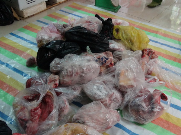 Bắt giữ gần 5 tạ thịt bốc mùi hôi thối, có dấu hiệu tiêm hóa chất ảnh 1