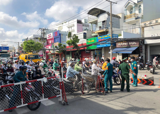 TP Hồ Chí Minh ùn tắc giao thông tại các chốt kiểm soát quận Gò Vấp ảnh 1