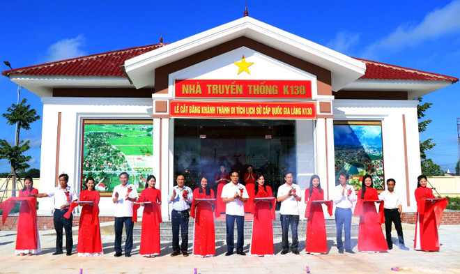 Cắt băng khánh thành Nhà truyền thống K130. (Ảnh: Công Tường/TTXVN) Hà Tĩnh khánh thành Di tích lịch sử cấp quốc gia Làng K130 ảnh 1