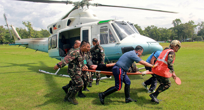 Chuyển người bị thương tới bệnh viện. (Nguồn: Reuters) Đoàn xe an ninh của Tổng thống Philippines Duterte bị tấn công ảnh 1