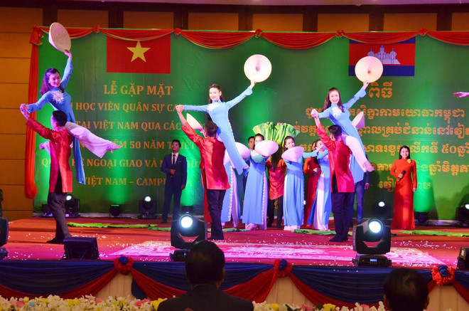 Một tiết mục văn nghệ tại buổi lễ. (Ảnh: Nguyễn Lâm/Vietnam+) Ấm áp lễ gặp mặt cựu học viên quân sự Campuchia tại Việt Nam ảnh 3