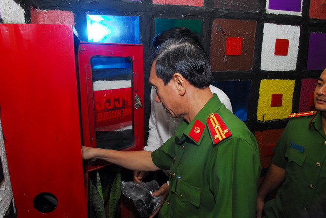 Đoàn kiểm tra dịch vụ kinh doanh karaoke Nice ở số 340 đường Nguyễn Thị Minh Khai, Phường 5, Quận 3 phát hiện còn một số vi phạm về phòng cháy, chữa cháy. (Ảnh: Mạnh Linh/TTXVN) Kiểm tra an toàn dịch vụ karaoke, quán bar ở TP Hồ Chí Minh ảnh 1