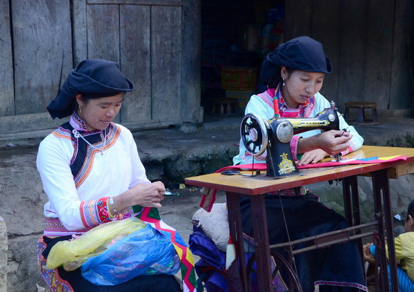 Những đôi giày thêu tỉ mỉ mang hồn dân tộc của người Xạ Phang ảnh 4