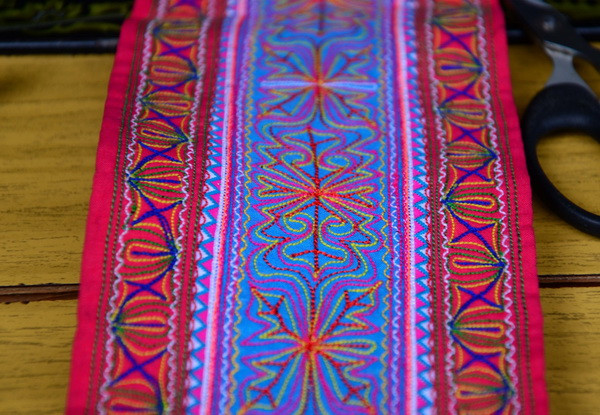 Những đôi giày thêu tỉ mỉ mang hồn dân tộc của người Xạ Phang ảnh 2