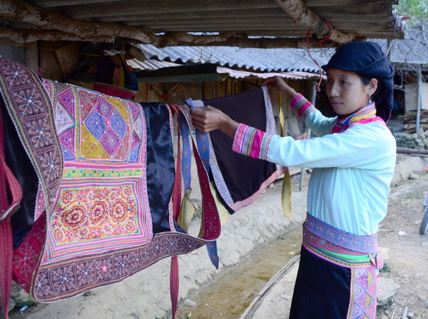 Những đôi giày thêu tỉ mỉ mang hồn dân tộc của người Xạ Phang ảnh 5