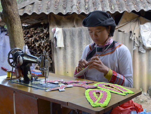 Những đôi giày thêu tỉ mỉ mang hồn dân tộc của người Xạ Phang ảnh 3