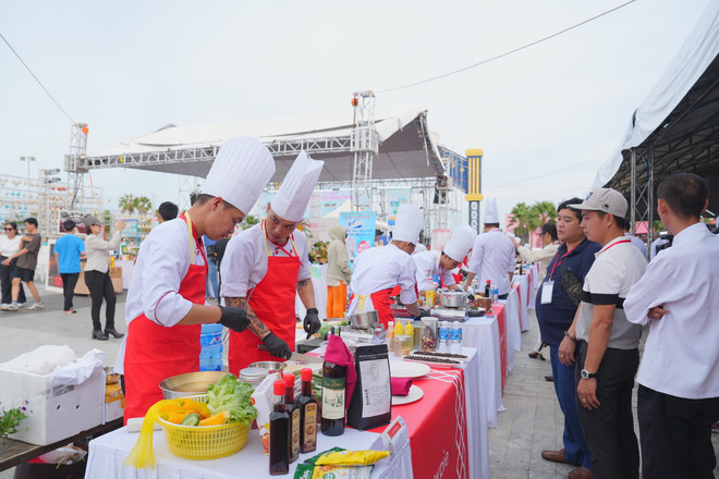 Món lẩu thả Phan Thiết đã được công bố, trao bằng xác lập kỷ lục châu Á món ăn đặc sản từ Tổ chức Kỷ lục châu Á. lau tha_resize.JPG