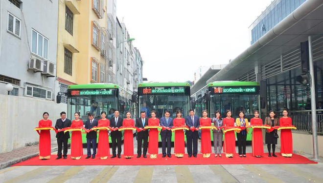 Tuyến buýt nhanh đầu tiên Kim Mã-Yên Nghĩa đã chính thức được đưa vào vận hành. (Ảnh: Việt Hùng/Vietnam+) Hà Nội chính thức vận hành tuyến xe buýt nhanh BRT đầu tiên ảnh 1