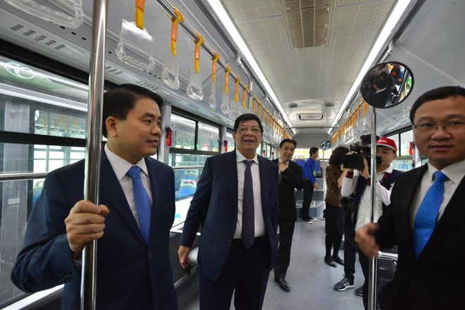Lãnh đạo Ủy ban Nhân dân thành phố Hà Nội và Ủy ban An toàn giao thông Quốc gia trải nghiệm trên tuyến buýt nhanh BRT đầu tiên. (Ảnh: Việt Hùng/Vietnam+) Hà Nội chính thức vận hành tuyến xe buýt nhanh BRT đầu tiên ảnh 2