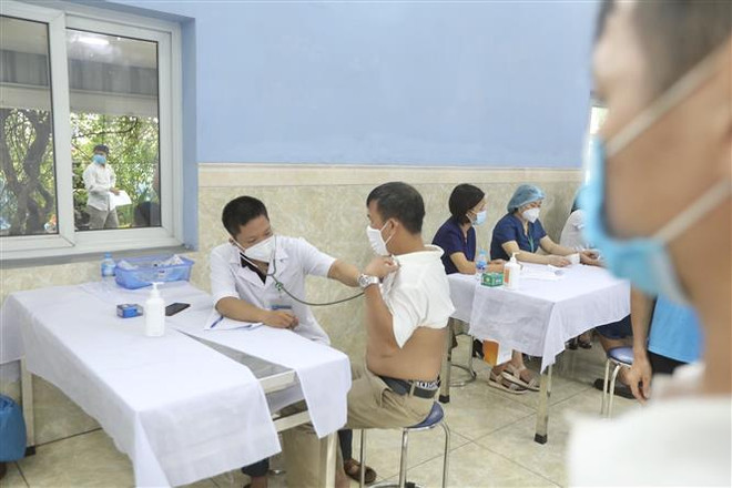 Khu vực khám sàng lọc trước tiêm tại điểm tiêm chủng vaccine phòng COVID-19, Khu công nghiệp Nội Bài. (Ảnh: Minh Quyết/TTXVN) Nghị quyết 105 - chỗ dựa cho doanh nghiệp trong đại dịch COVID-19 ảnh 2