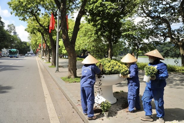 Nhân viên Công ty Trách nhiệm hữu hạn Một thành viên Công viên cây xanh Hà Nội trang trí các chậu tiểu cảnh hoa quanh khu vực hồ Hoàn Kiếm. (Ảnh: Minh Quyết/TTXVN) Những người làm đẹp cho Thủ đô “đón” Tết Nguyên đán Quý Mão 2023 ảnh 3