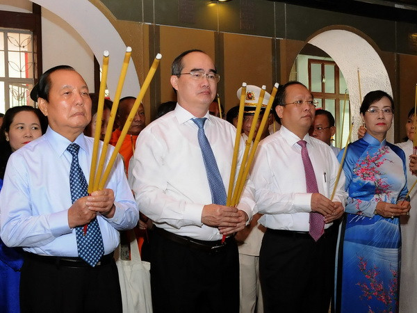 Lãnh đạo TP.HCM dâng hương tưởng niệm Chủ tịch Tôn Đức Thắng ảnh 1